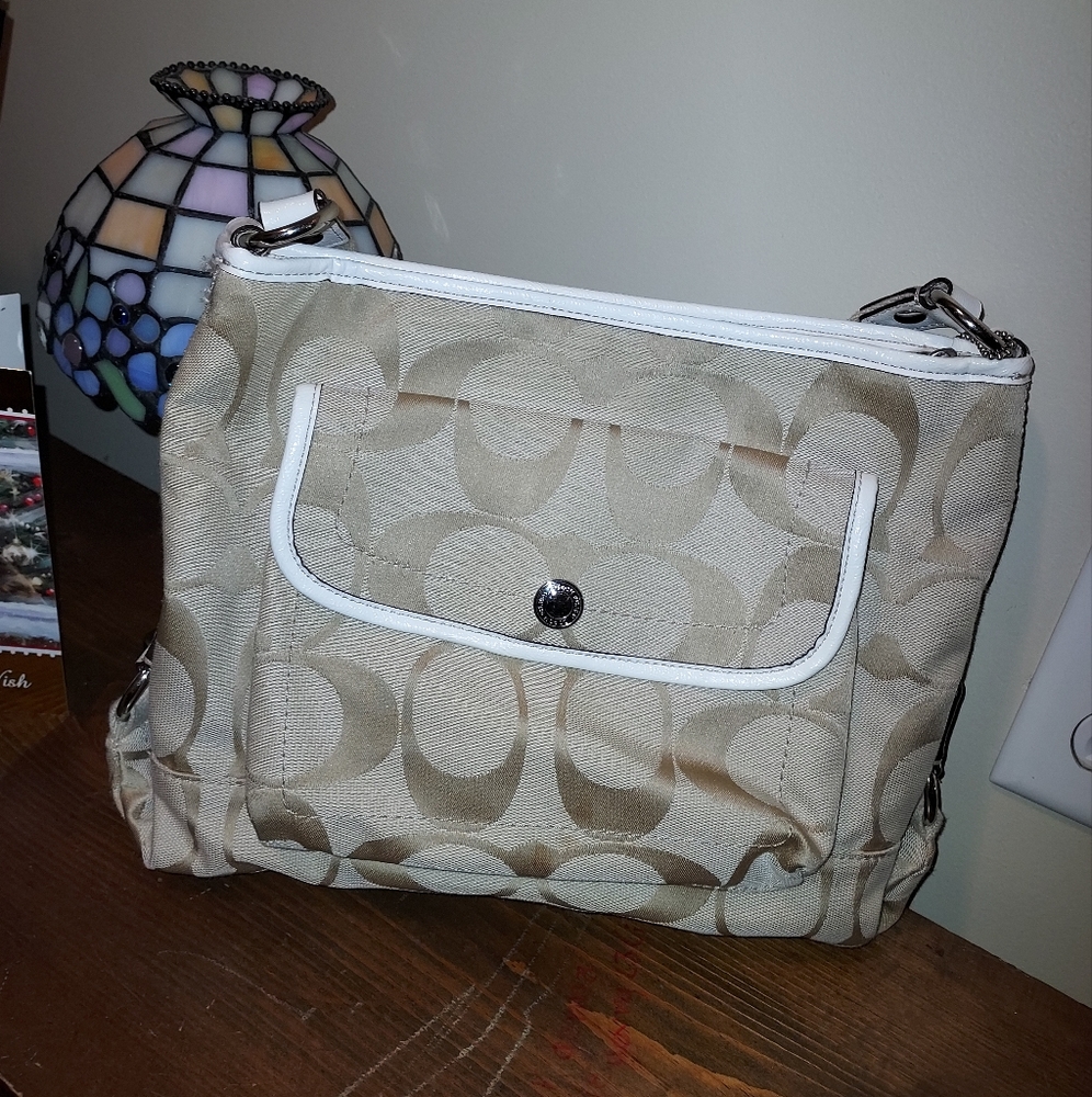 $99! Coach | Crossbody Lavender Inside Purse - Picture 12 of 17